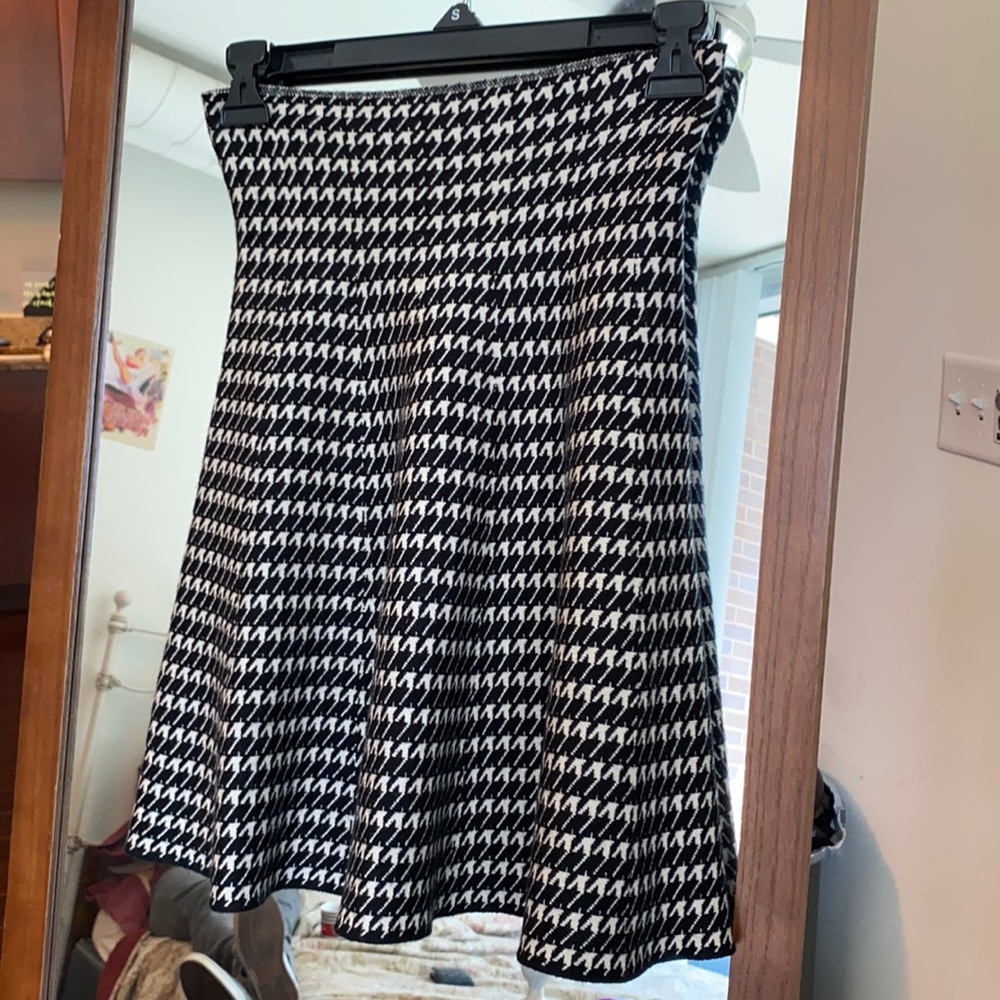 High waisted houndstooth print stretch skirt